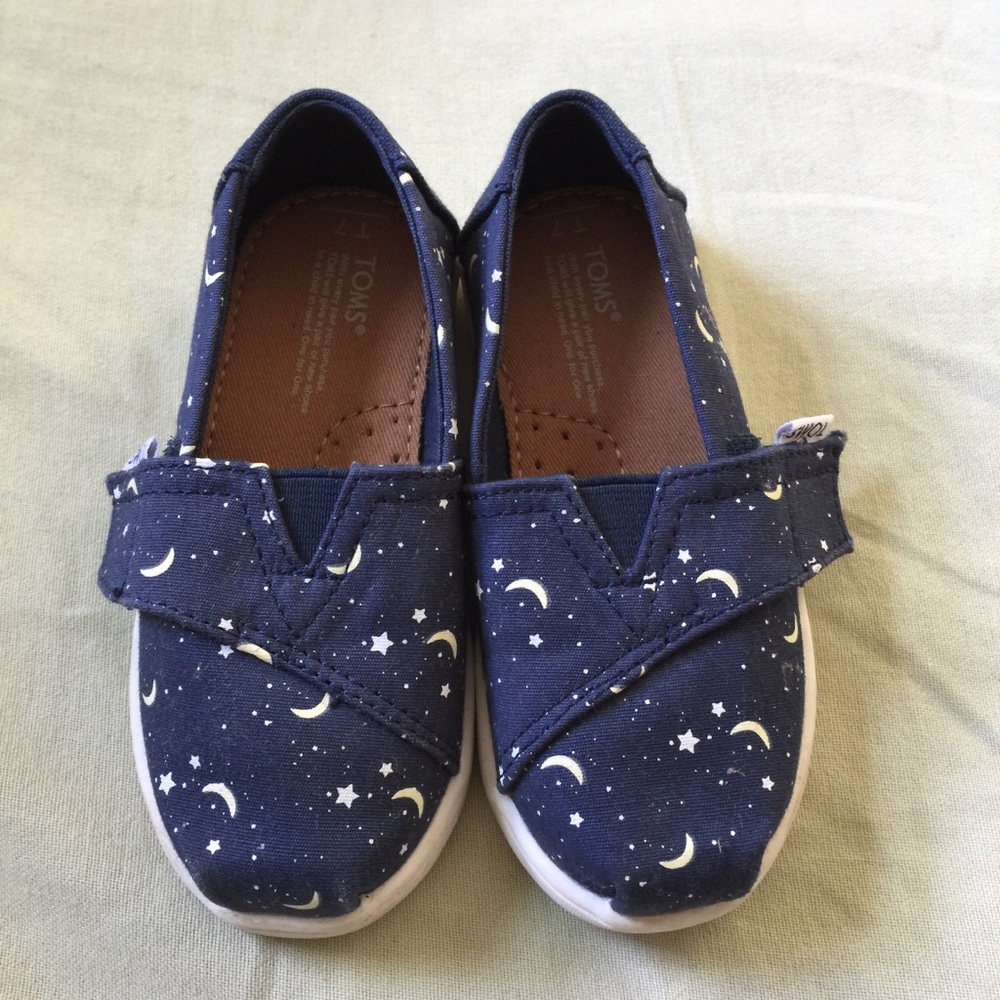 Toms moon and starts toddler shoes
